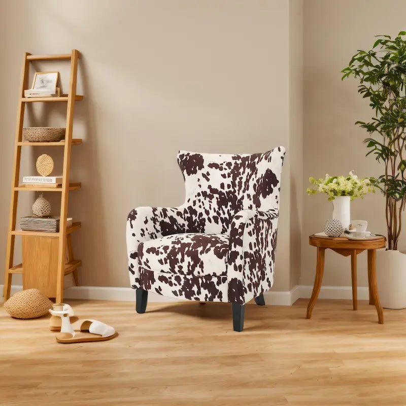 Sillón tapizado retro con estampado y respaldo alto, con patas de madera