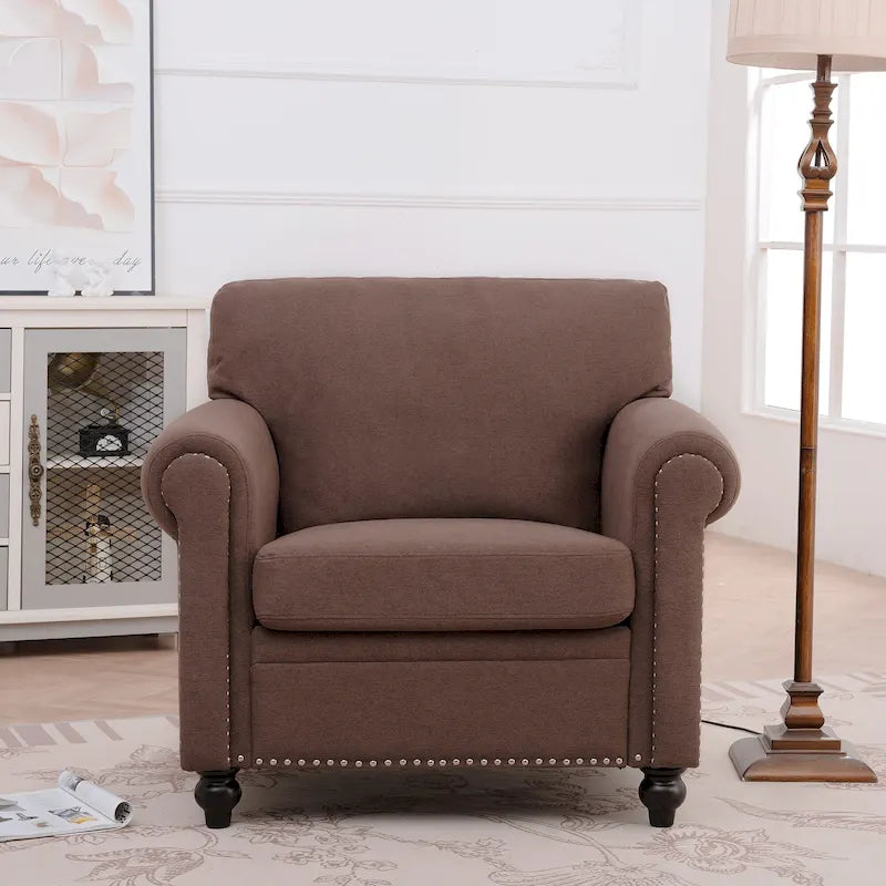 Sillón decorativo tapizado marrón con brazos enrollados y ribete de tachuelas