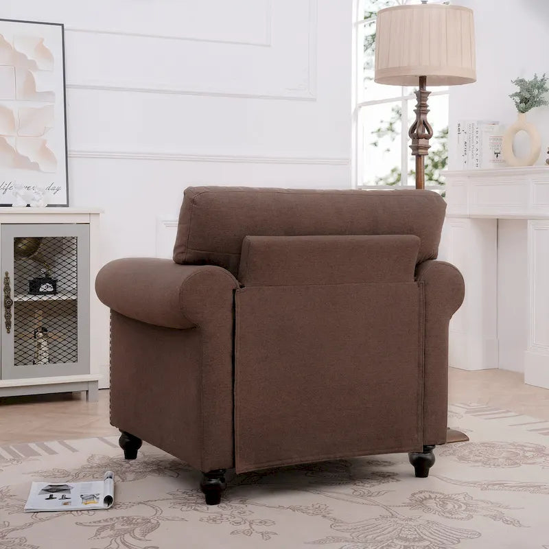 Sillón decorativo tapizado marrón con brazos enrollados y ribete de tachuelas