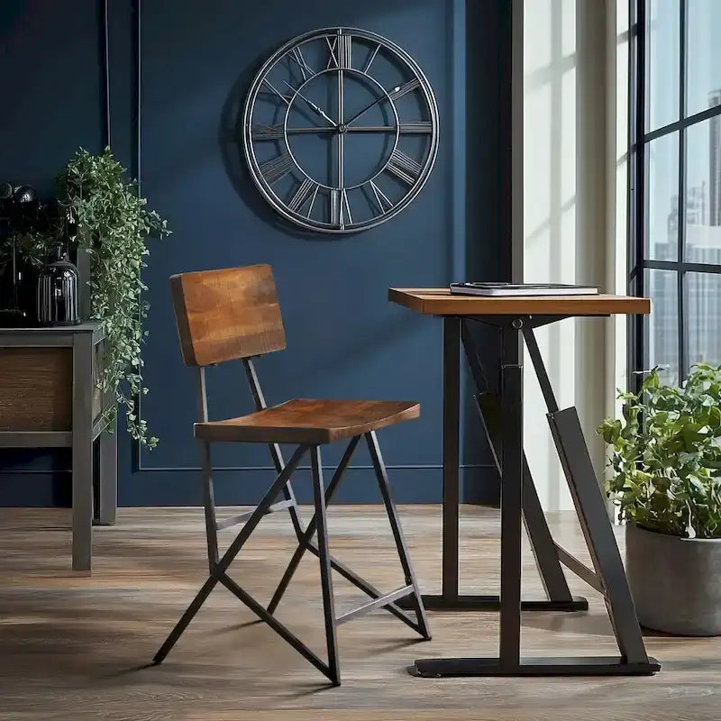 Taburete rústico de madera para barra con estructura de color gris metalizado y reposapiés