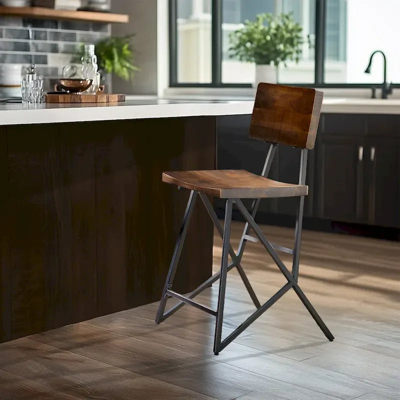 Taburete rústico de madera para barra con estructura de color gris metalizado y reposapiés