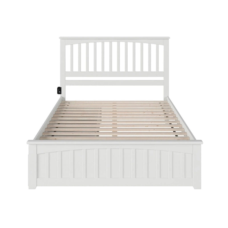 Weißes Queensize-Plattformbett aus Holz mit 2 Stauraumschubladen und USB-Ladefunktion