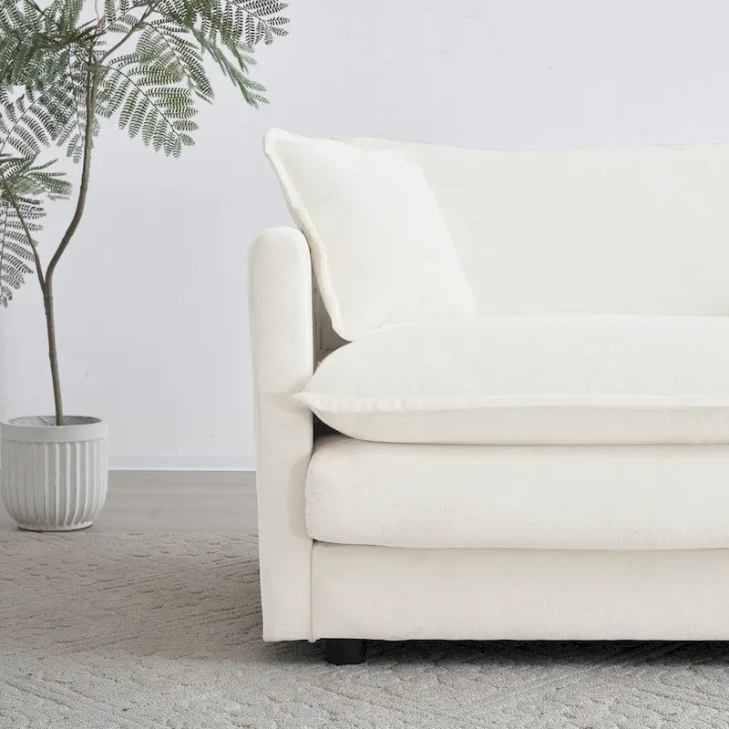 Sillón de chenilla blanco con asiento profundo y cojín decorativo