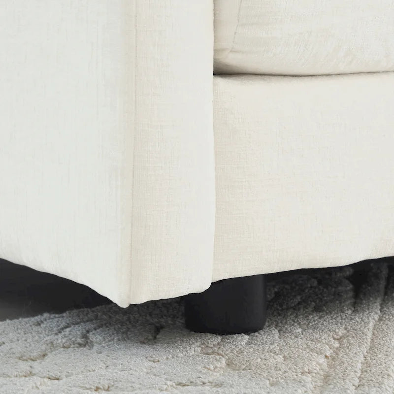 Weißer Chenille-Sessel mit tiefer Sitzfläche und Zierkissen