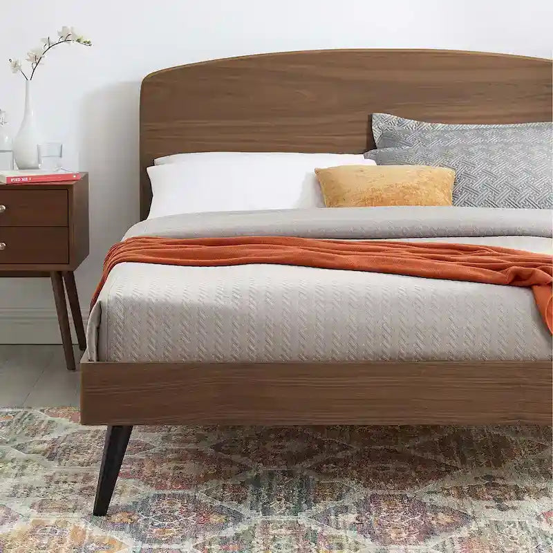 Lit plateforme en bois, taille queen, avec tête de lit cintrée