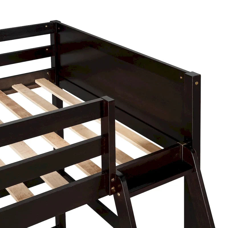 Hochbett aus massivem Kiefernholz in Twin mit Absturzsicherungen und schräger Leiter