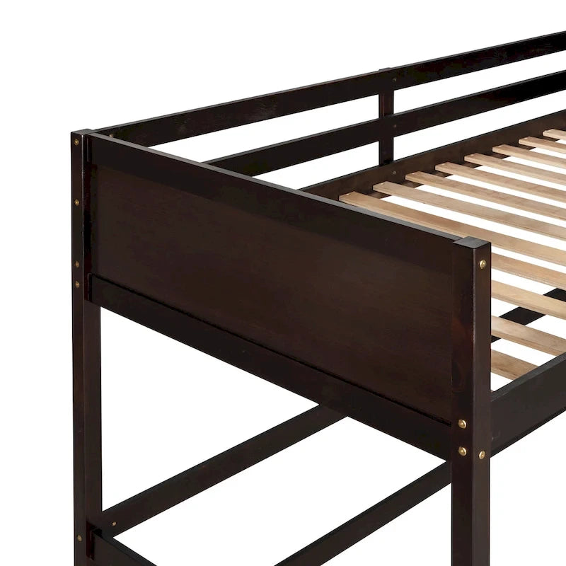 Hochbett aus massivem Kiefernholz in Twin mit Absturzsicherungen und schräger Leiter