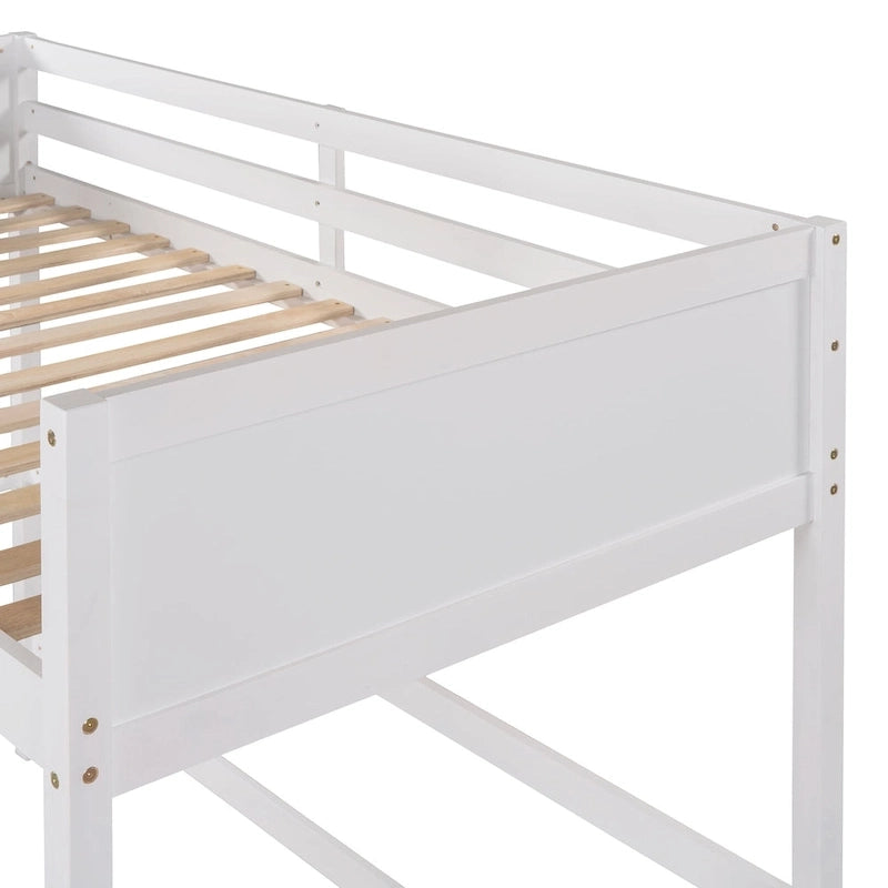 Hochbett aus massivem Kiefernholz in Twin mit Absturzsicherungen und schräger Leiter