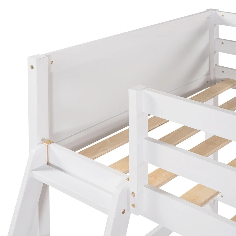 Hochbett aus massivem Kiefernholz in Twin mit Absturzsicherungen und schräger Leiter