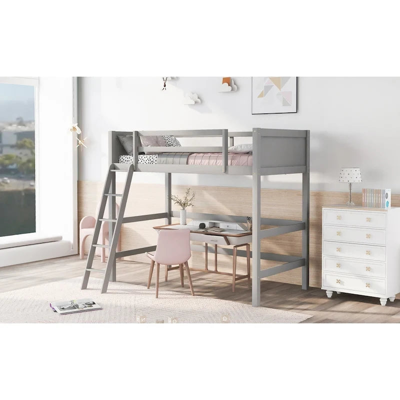 Hochbett aus massivem Kiefernholz in Twin mit Absturzsicherungen und schräger Leiter