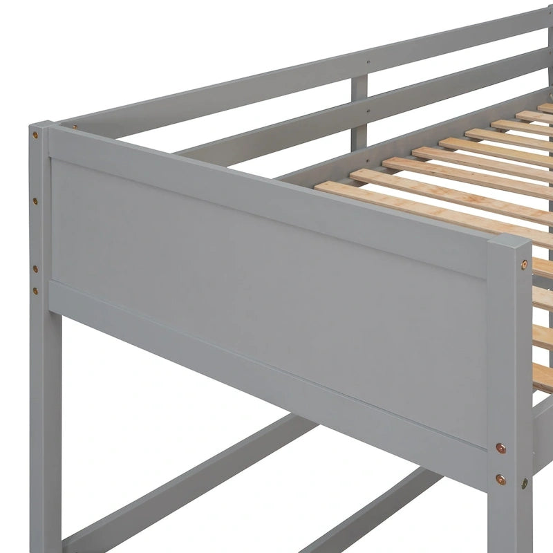 Hochbett aus massivem Kiefernholz in Twin mit Absturzsicherungen und schräger Leiter