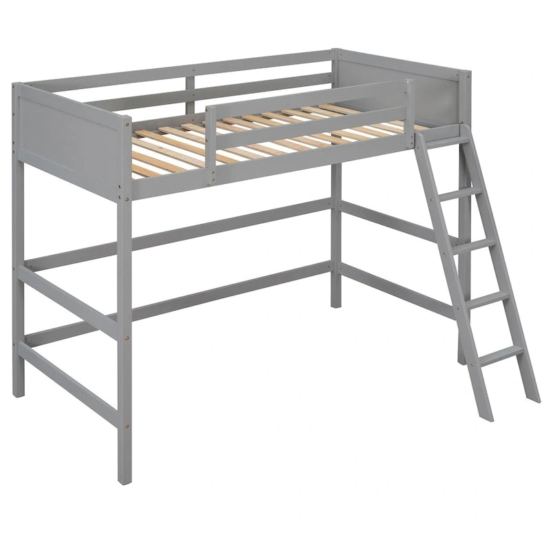 Hochbett aus massivem Kiefernholz in Twin mit Absturzsicherungen und schräger Leiter