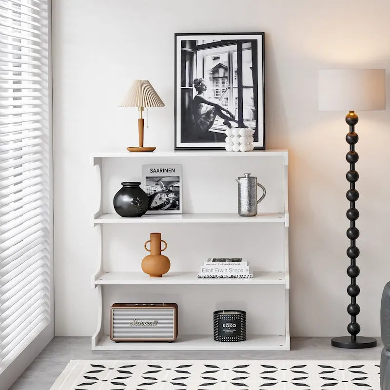 Estantería blanca de cuatro niveles y mesa de centro convertible