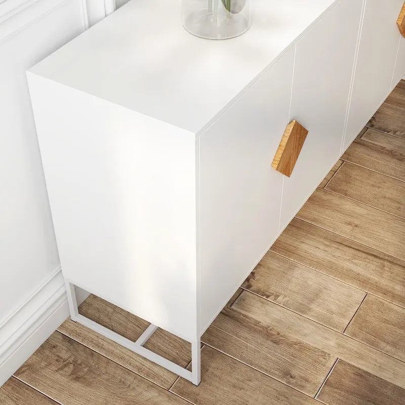 Credenza a due ante con maniglie quadrate in legno e base in ferro